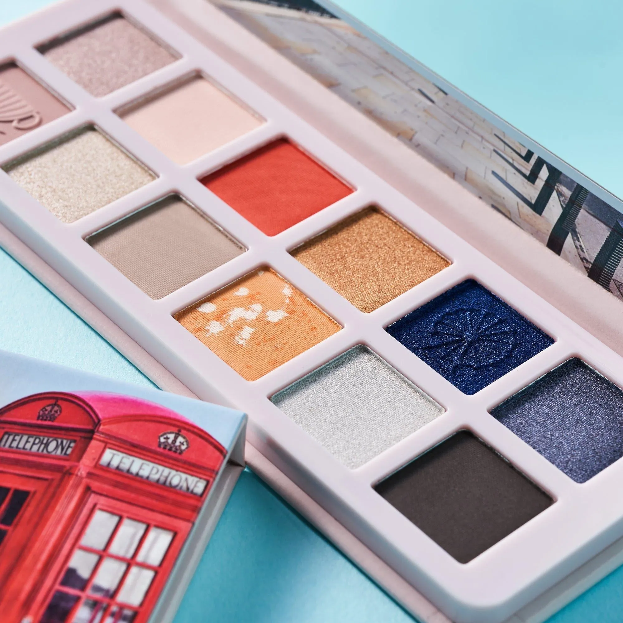 ESSENCE welcome to London eyeshadow palette علبة ظلال العيون من ايسينس