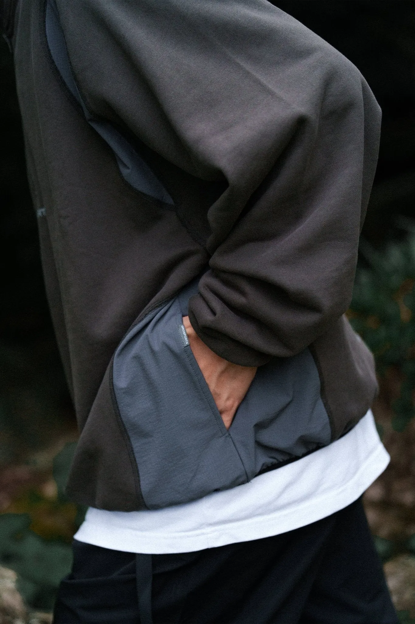 GROSPORTS NYLON PANEL HALF ZIP SWEATER/ CHARCOAL