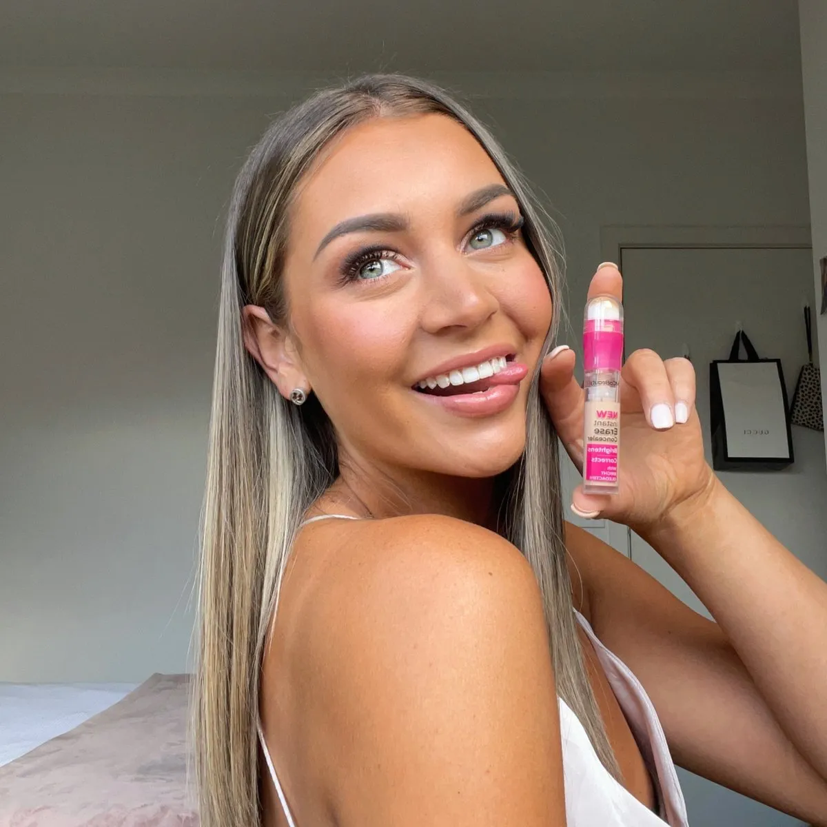 MCOBEAUTY Instant Erase Concealer - Light
