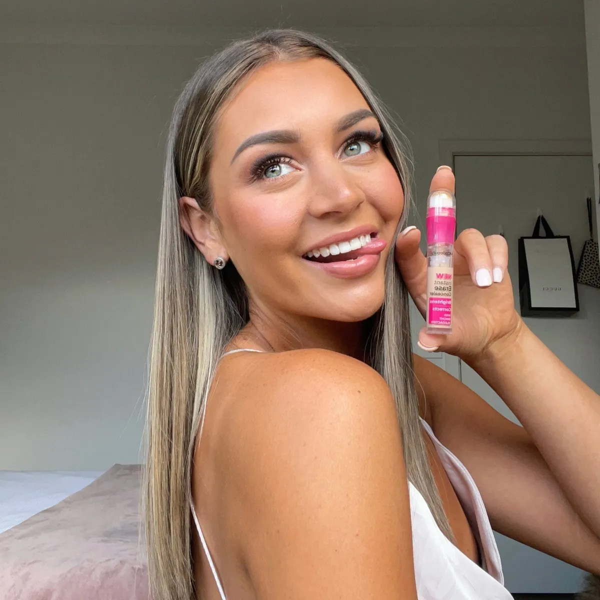 MCOBEAUTY Instant Erase Concealer - Medium