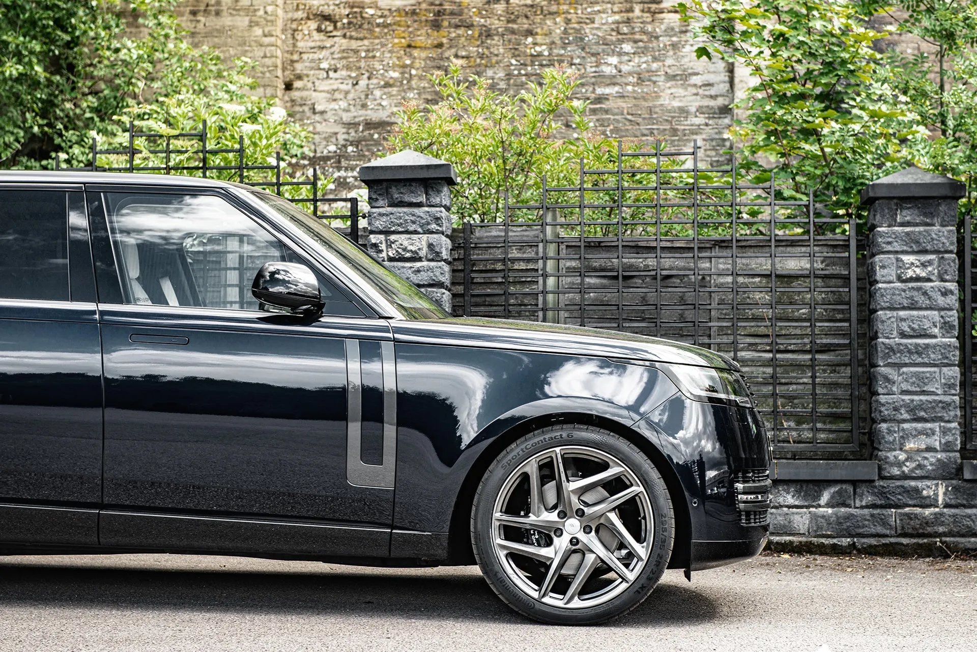 Range Rover 2022 - Glossy Blue Exterior