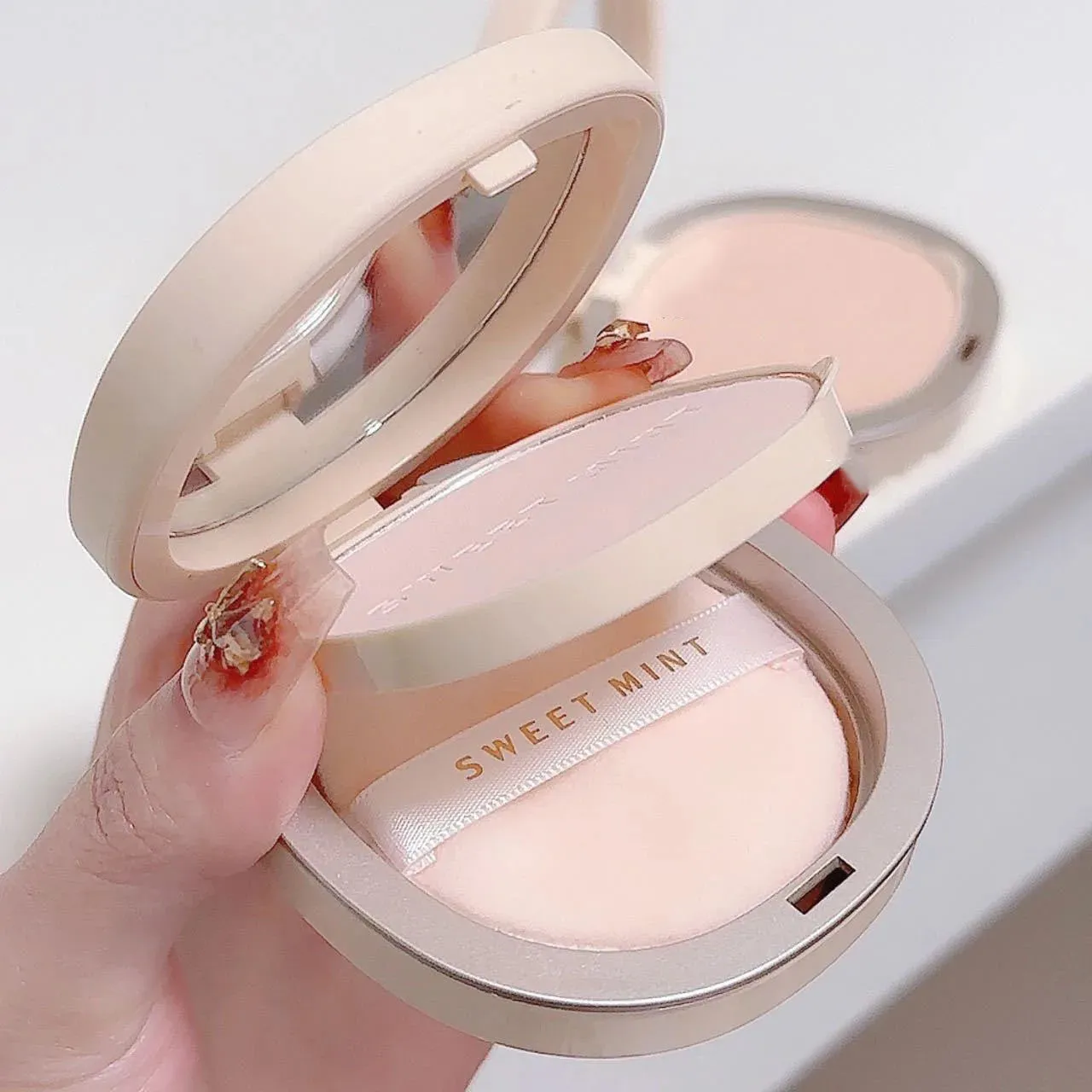 Yeknu Pressed Powder Transparent White Brighten Oil Control Waterproof Concealer Lasting Natural Face Makeup Setting Powder Cosmetic